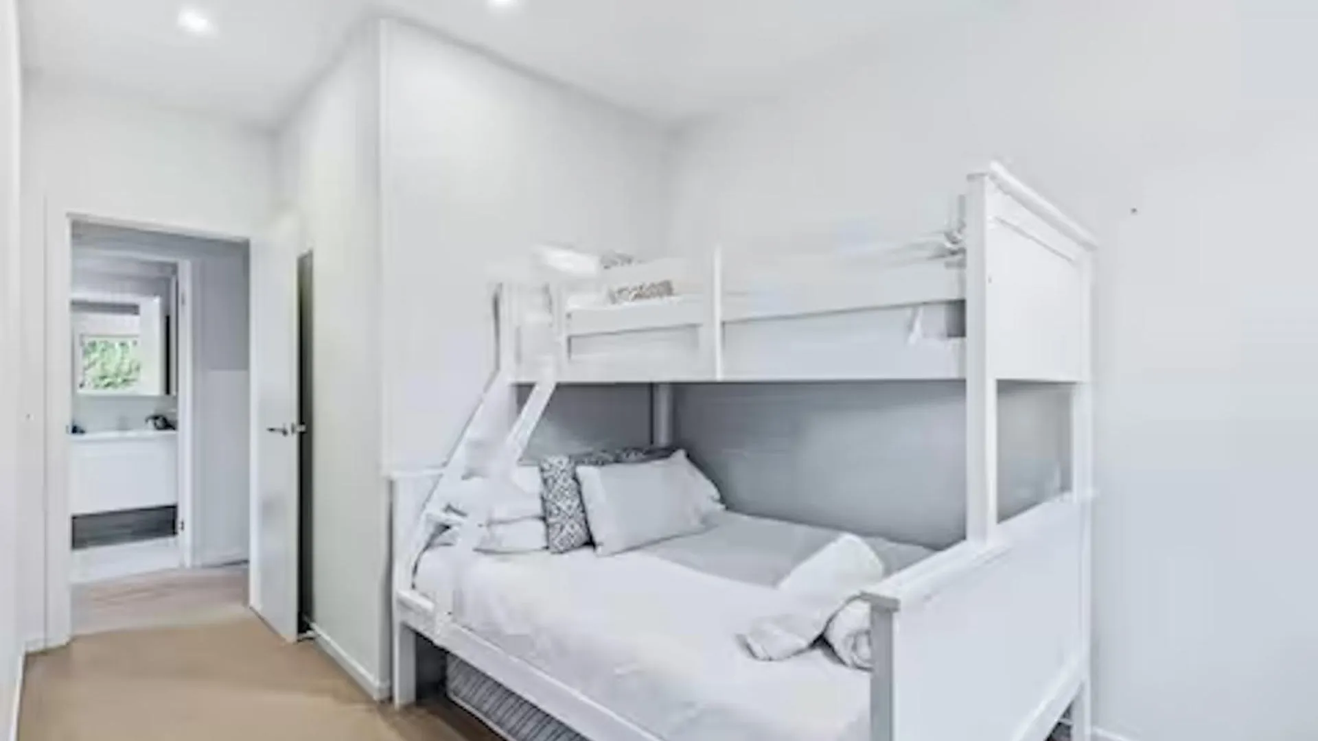 شقة Park Ave Retreat - 3 Carparks, Wifi, Bbq, King Bed بريزبين أستراليا