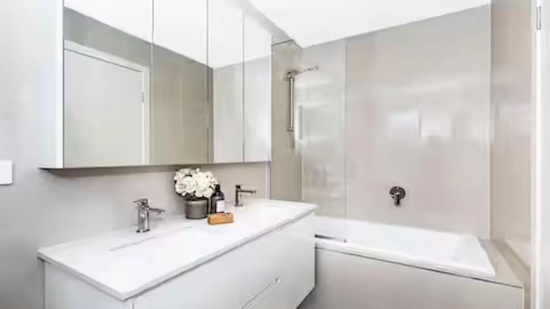 ブリスベンPark Ave Retreat - 3 Carparks, Wifi, Bbq, King Bedアパートメント 0*, ブリスベン